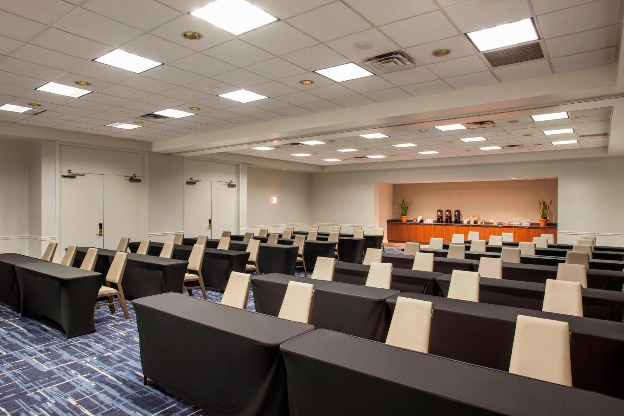 Sheraton Airport Hotel 4*