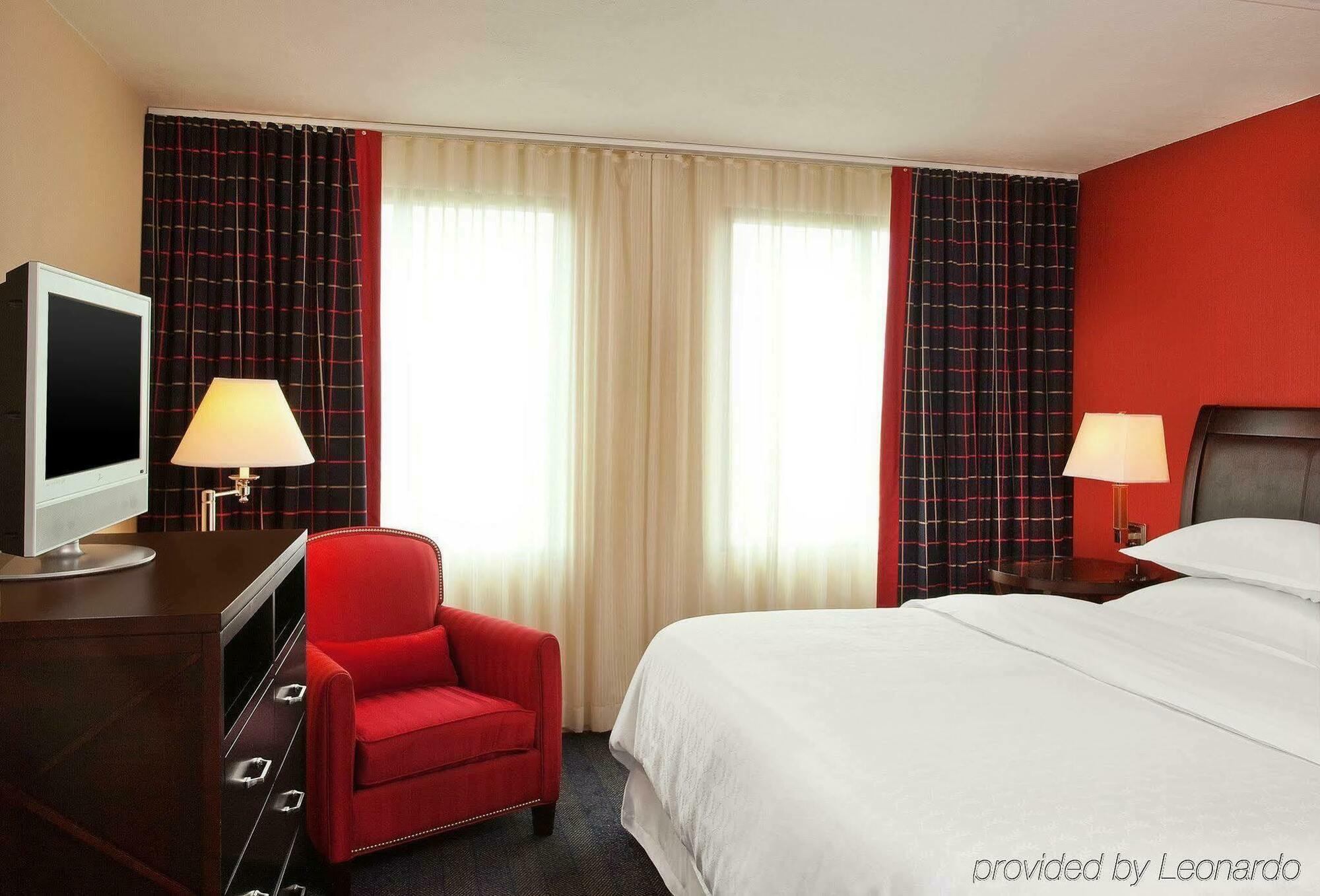 Sheraton Airport Hotel 4*